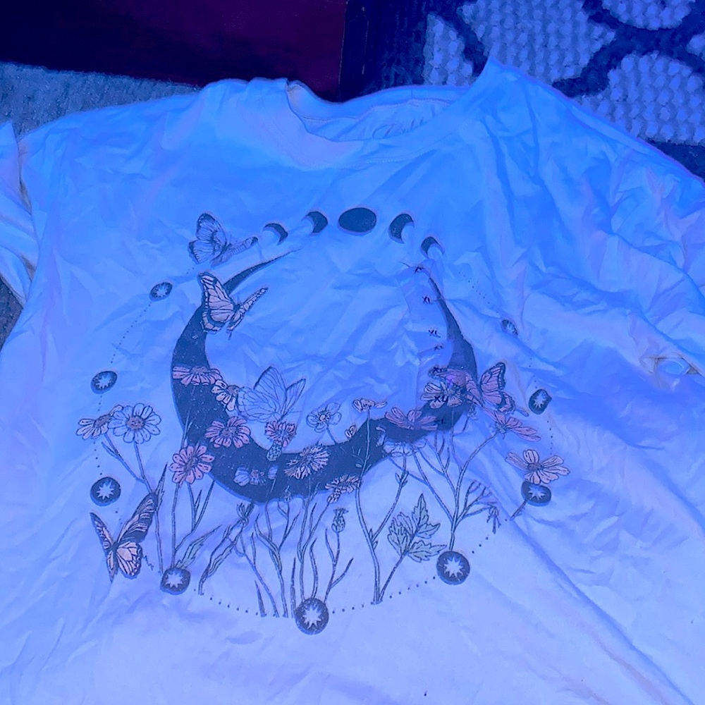 I’m selling this beautiful shirt due to the fact I am no longer able to fit it.